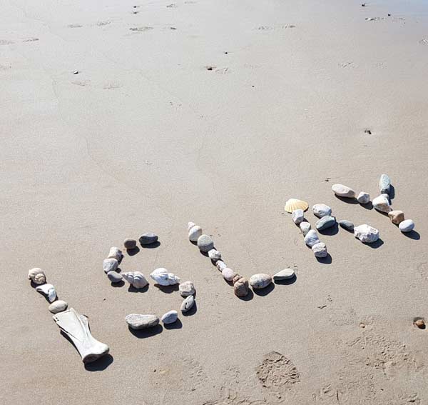 Bild: Islay. Schriftzug aus Steinen gelegt am Big Beach bei Port Ellen / Kintra
